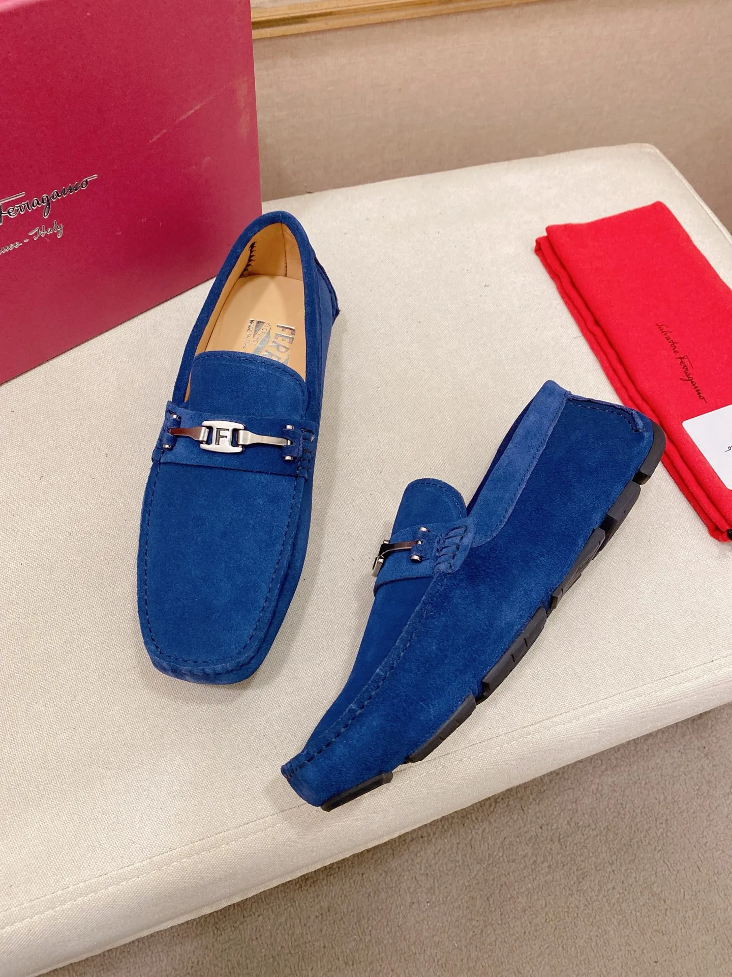 Factory price: 540💰High-end quality! Ferragamo🆕🆕Exclusive hot-selling products in stock🔥🔥New products on the shelves, high-quality Ferragamo men's pea shoes, high-end casual driving shoes, with complete packaging! 💪 💪 Material: imported suede cowhide 🐂 + imported high-quality water-dyed cowhide lining + wear-resistant outsole 👍🏻👍🏻 Features: high-end and comfortable, purely handmade 🚀 🚀 Create the perfect shoe that suits you best 🔥 🔥 Size: (38-44) 45 standard size can be customized!